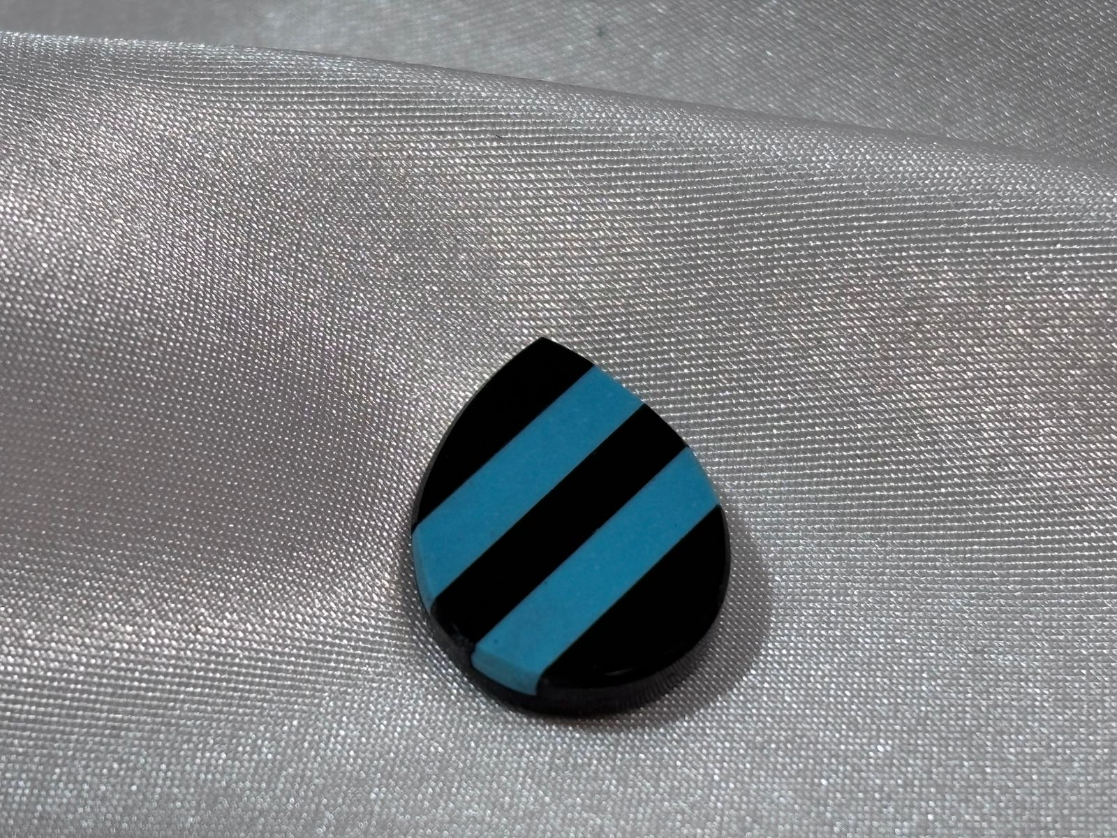 Gota Turquesa y Ónix Negro