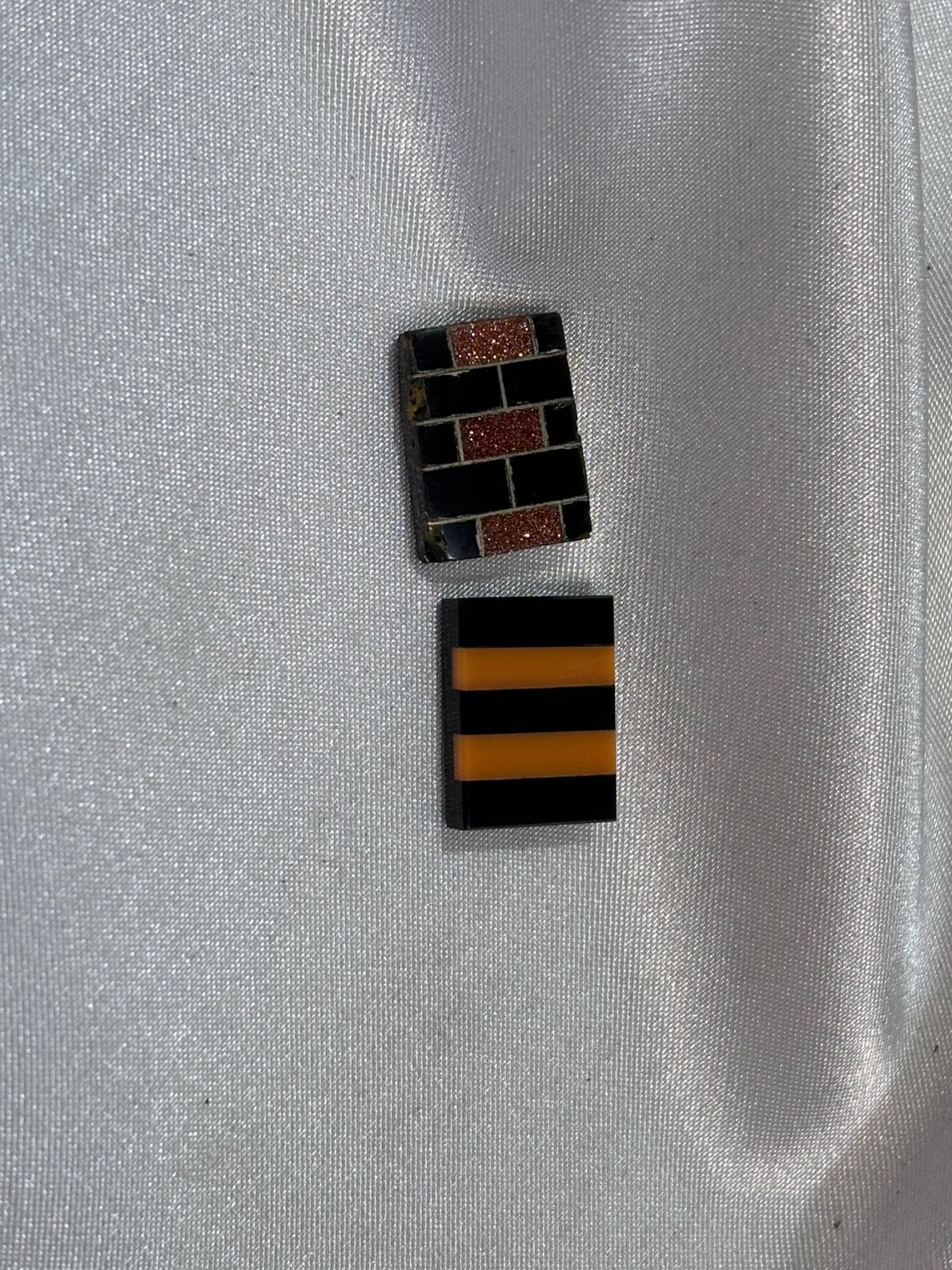 Ónix Negro con Lluvia de Oro y Cornalina